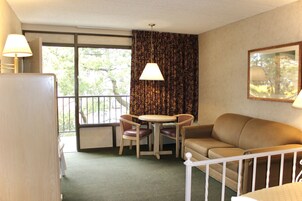 Escritorio, cunas gratuitas, wifi gratis y ropa de cama