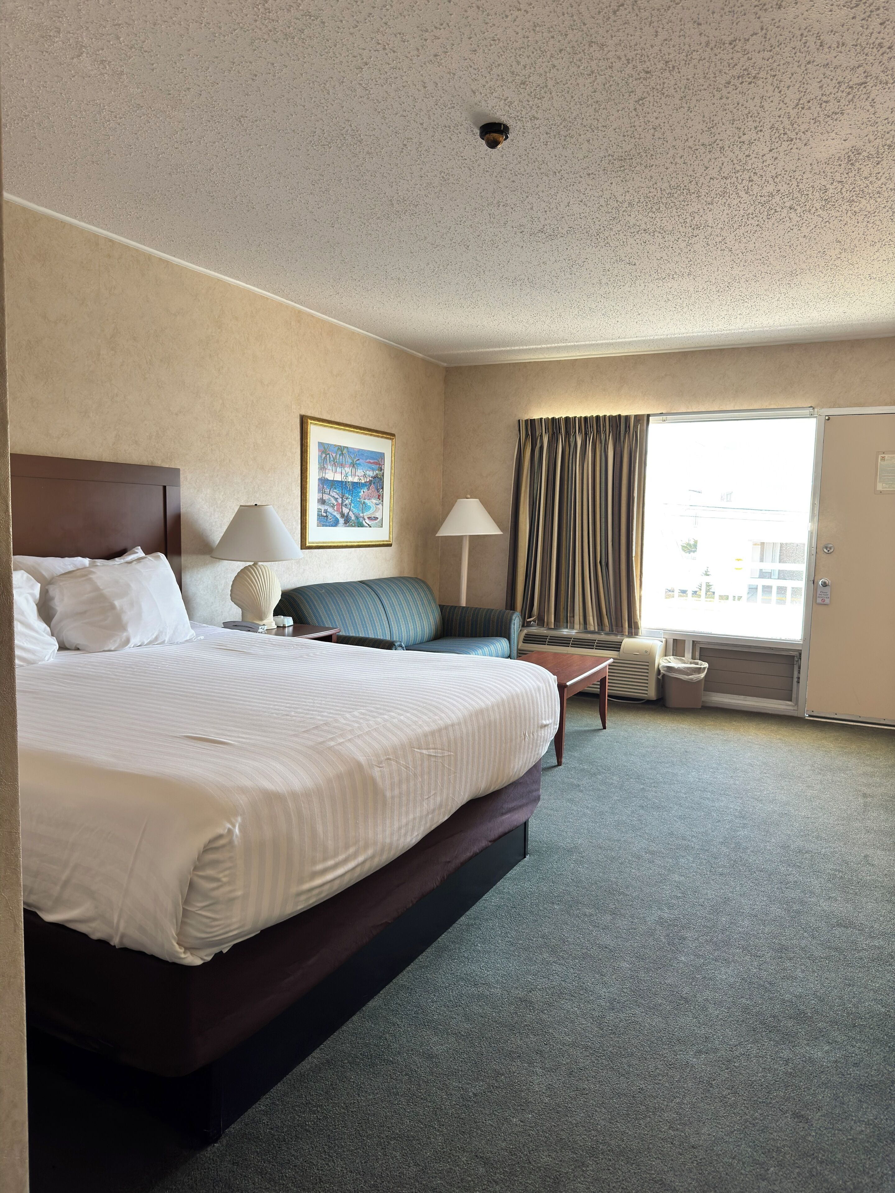 Työpöytä, ilmaiset vauvansängyt, ilmainen Wi-Fi, vuodevaatteet