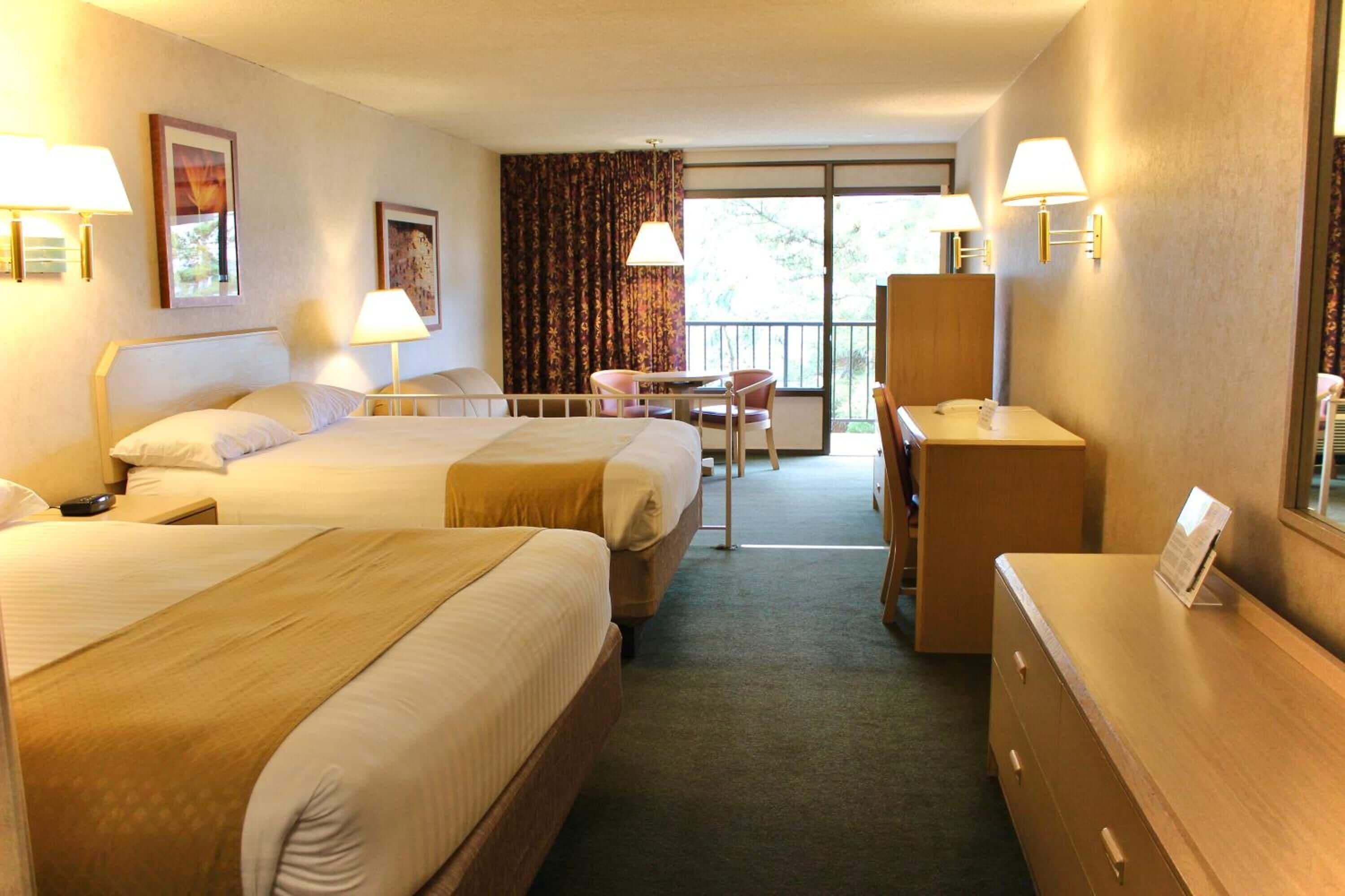 Southside Deluxe | Desk, free cribs/infant beds, free WiFi, bed sheets