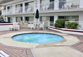 Una piscina al aire libre de temporada