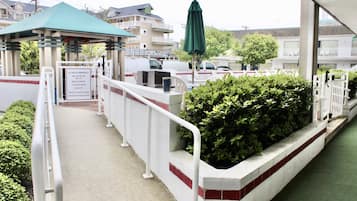 Una piscina al aire libre de temporada