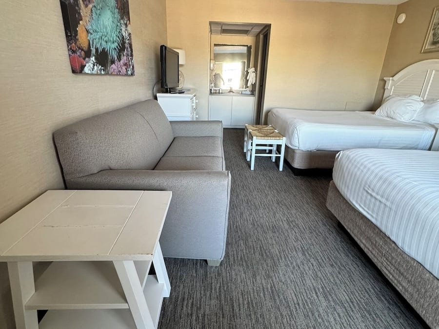 Escrivaninha, berços grátis, Wi-Fi de cortesia, roupa de cama