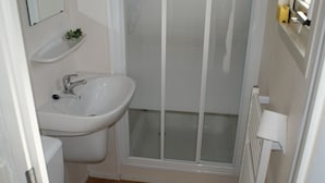 Chalet | Bathroom | Shower - Furnished Chalet Located near Oisterwijkse Vennen (Oisterwijk)