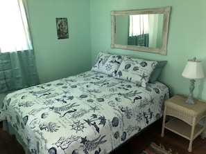 4 bedrooms, free WiFi, bed sheets - Beach Front on the Bay - Pet Friendly, Wi-Fi, Parking, Large Water front Deck (Norfolk)