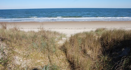 Beach Front on the Bay - Pet Friendly, Wi-Fi, Parking, Large Water front Deck