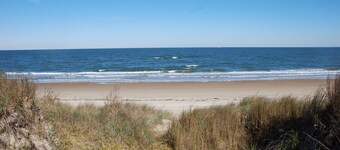 Beach Front on the Bay - Pet Friendly, Wi-Fi, Parking, Large Water front Deck