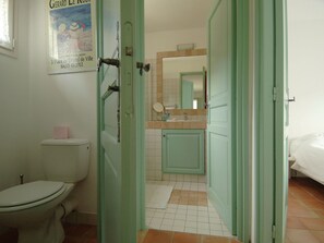 Villa | Bathroom | Combined shower/tub - Country-side Holiday Home in Grimaud With Swimming Pool (Grimaud)