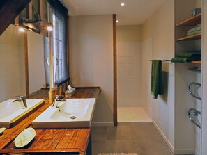 Douche, serviettes fournies