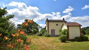 A small house with a red-tiled roof, a chimney, and a small window. - Villa in Crux-la-ville Near Morvan Park (Crux-la-Ville)