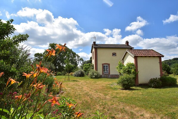 House | Exterior - Villa in Crux-la-ville Near Morvan Park (Crux-la-Ville)
