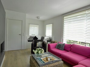 Living room - Tastefully Decorated Holiday Home With Rural Location Near the Sea (Zuidzande)