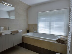 Bathroom - Tastefully Decorated Holiday Home With Rural Location Near the Sea (Zuidzande)