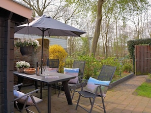 Balcony - A Detached Holiday Home on the Edge of a Spaciously Designed Holiday Park (Noordwijkerhout)