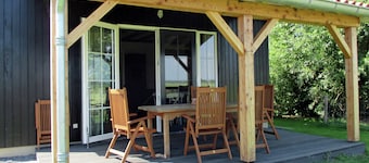 Lively Cottage near Lake in Schellinkhout