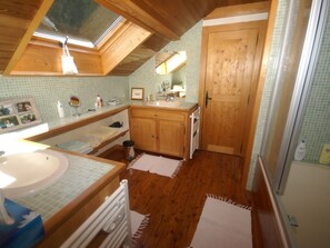 Bathtub - Magnificent Villa With Phenomenal Views in Walking Paradise Fresse-sur-moselle (Fresse-sur-Moselle)