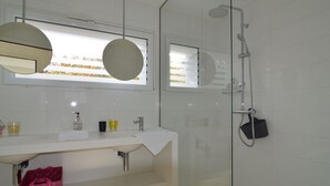 Combined shower/tub - Design Villa With Private Wellness, 700m From the Beach and all Amenities (Longeville-sur-Mer)