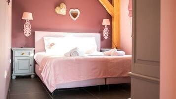 2 bedrooms, individually furnished, iron/ironing board, bed sheets