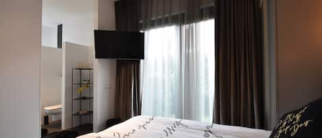 4 bedrooms, individually furnished, bed sheets