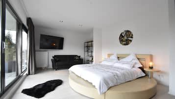 4 bedrooms, individually furnished, bed sheets