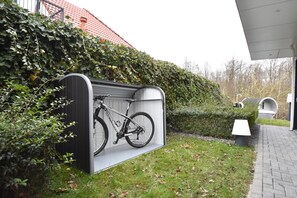 Villa | Property grounds - Modern Villa in Harderwijk with Sauna & Hot Tub (Zeewolde)