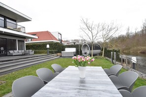 Villa | Garden - Modern Villa in Harderwijk with Sauna & Hot Tub (Zeewolde)