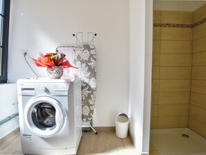 Bathroom - Romantic City House With Private Terrace and 15 min From the Beach (Rochefort)