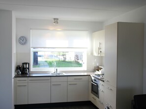 Villa | Eigene Küche | Wasserkocher mit Kaffee-/Teezubehör, Mikrowelle, Geschirrspüler