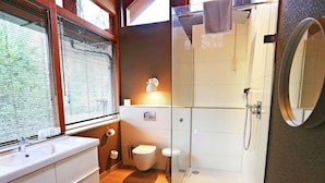 Shower, towels - Unique & Modern Constructed Villa in Apeldoorn with Hot Tub (Ugchelen)