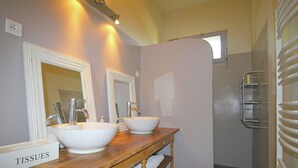 Unclassified image, 5 of 43, button - Mountain Villa in Carpentras With Pool & Majestic Views (Carpentras)