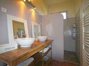 Vila | Kamar mandi | Kombinasi shower/bathtub dan handuk