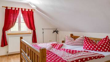 Căn hộ | 3 phòng ngủ, trang bị nội thất với thiết kế riêng biệt, nôi/cũi di động