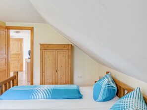 3 bedrooms, individually furnished, travel cot, bed sheets - Apartment in Styria Near Grebenzen (Sankt Stefan ob Stainz)