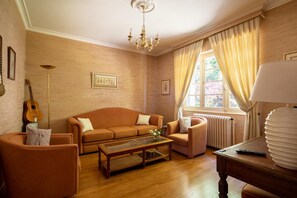 Living room - Quaint Holiday Home With Garden (Payzac)