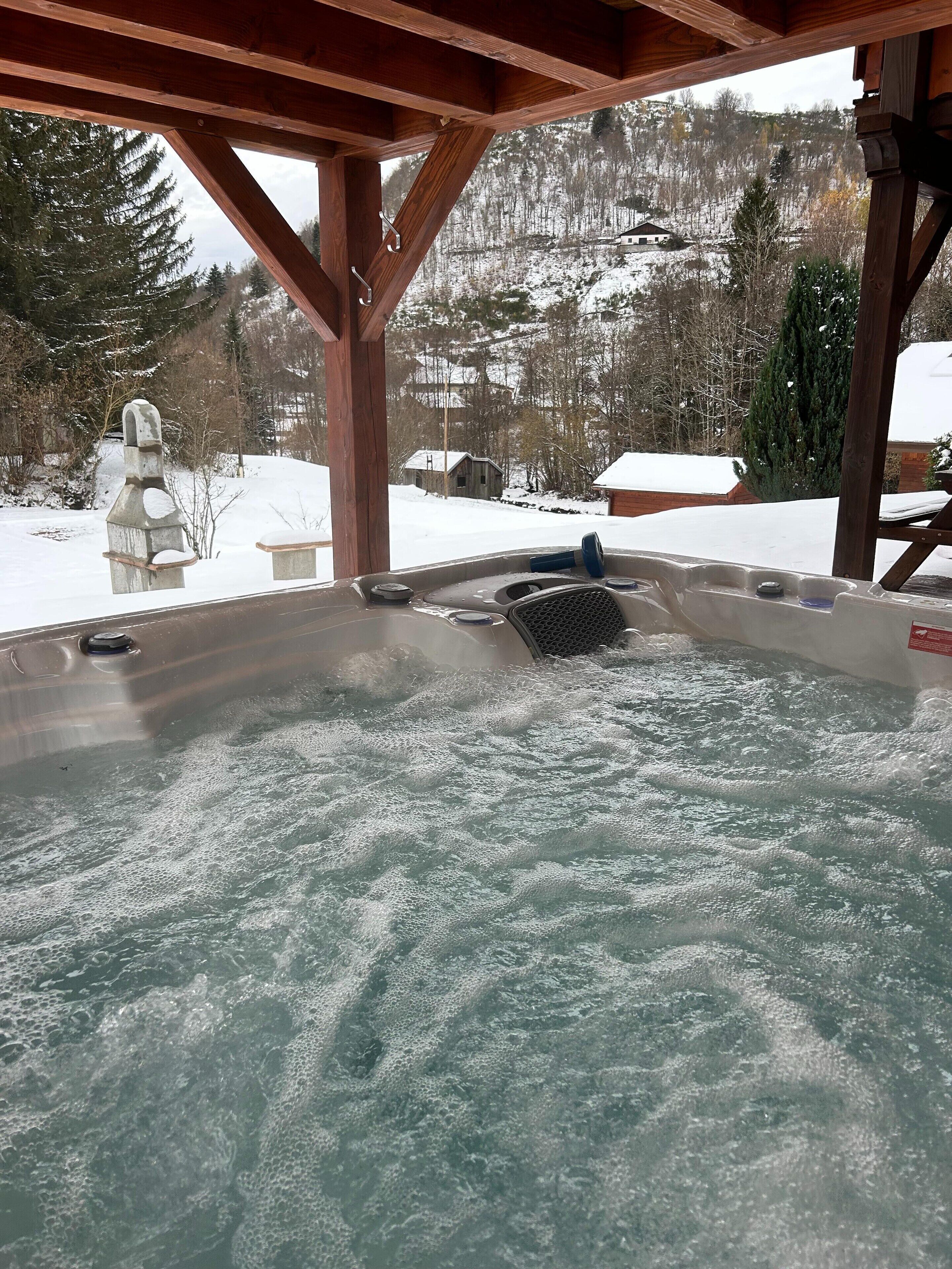 Chalet | Outdoor spa tub
