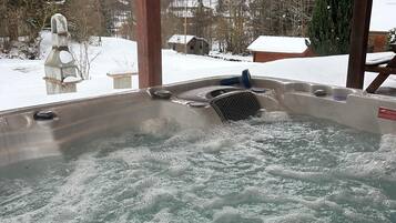 Chalet | Outdoor spa tub