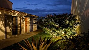 A courtyard with a building, a small garden, and a tree. - Villa in Malaucene With Private Pool (Malaucene)