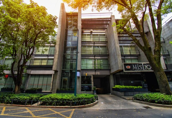 A modern building with large windows and a sign for 'Mister Pizza'. - Masaryk 123 | Executive  Luxury Apartments  in Polanco (Mexico City)