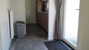 2 chambres, ameublement unique, literie fournie