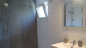 Bungalow | Salle de bain | Douche