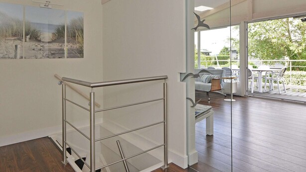 Un intérieur moderne avec une porte vitrée donnant sur un patio extérieur.