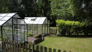 A greenhouse with a wooden fence in a garden. - Quend-plage Apartment With Pool (Quend)