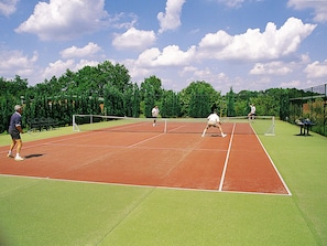 Sport court - Neatly Furnished Bungalow With Fireplace in a Holiday Park With a Green Location (Holten)