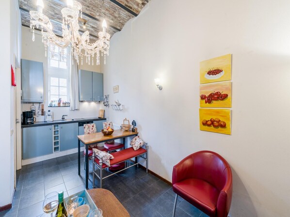 Appartement | Cuisine privée | Chaise haute, batterie de cuisine, vaisselle et ustensiles