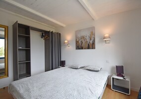 1 habitación, muebles diferentes y tabla de planchar con plancha 