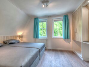 3 bedrooms, individually furnished, bed sheets - Luxurious, Stately Villa With Washing Machine, on a Holiday Park, Beach at 1 km (Koudekerke)