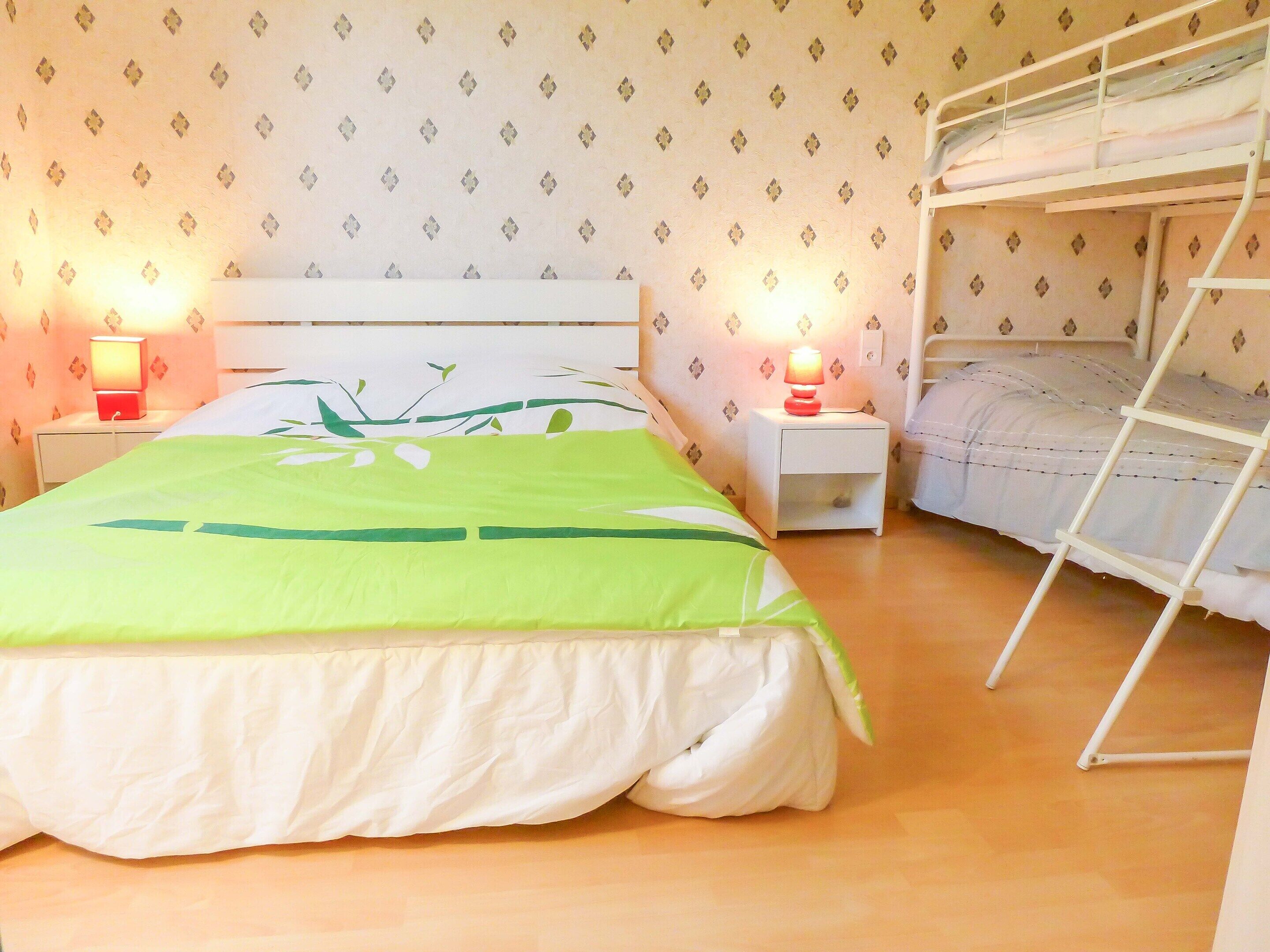 Casa | 3 habitaciones, muebles diferentes y tabla de planchar con plancha 