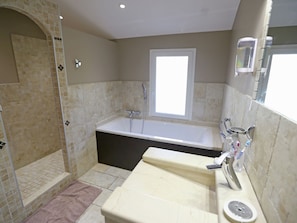 Villa | Bathroom | Bathtub, towels - Villa at a Popular Place in Vence With Private Pool (Vence)