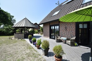 House | Balcony - Spacious Mansion With Meadow View in Bruinisse (Bruinisse)