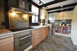 House | Private kitchen | Highchair - Spacious Mansion With Meadow View in Bruinisse (Bruinisse)