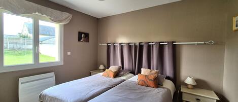 3 habitaciones, muebles diferentes y ropa de cama